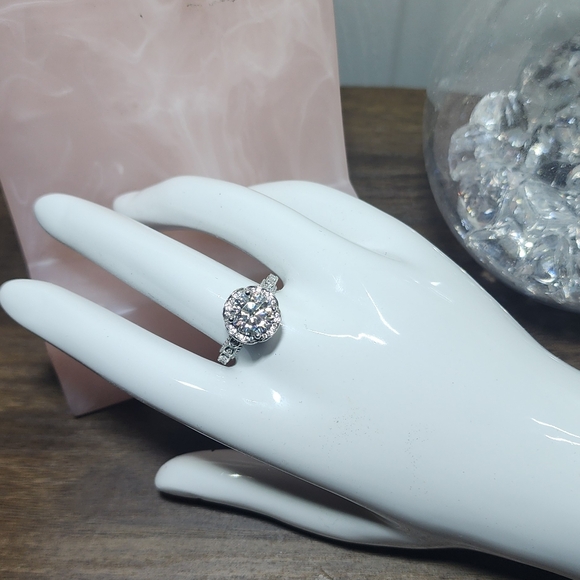 Vintage Style Mossinite 3ct Ring Sz 7 Round Flower EUC - Picture 6 of 12